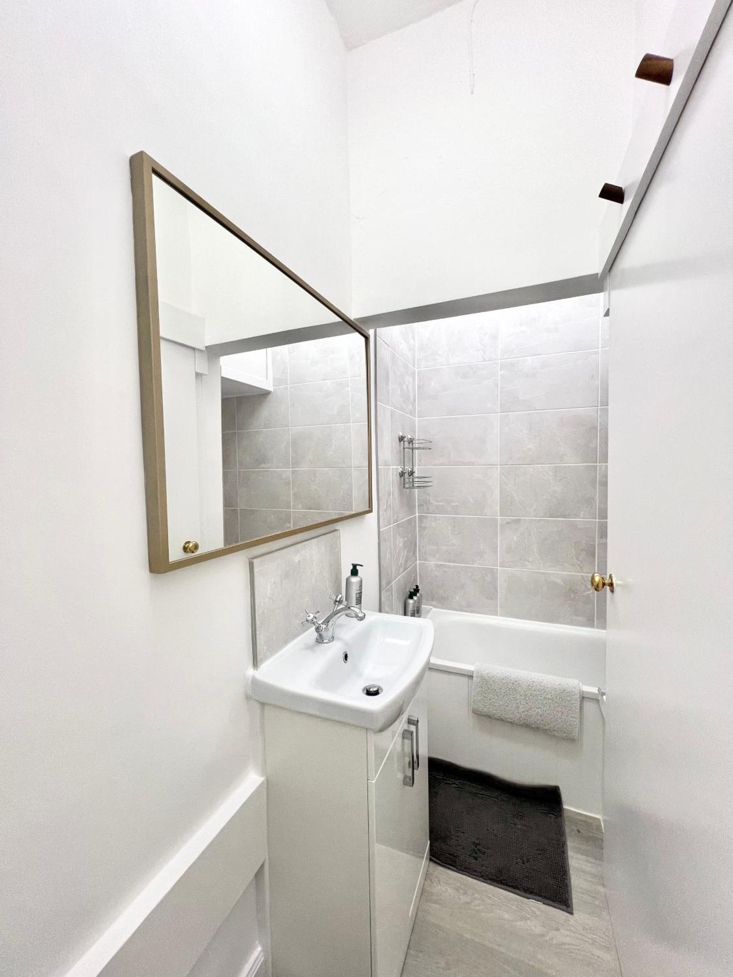 Bright Old Town City Centre Apartment Единбург Екстериор снимка